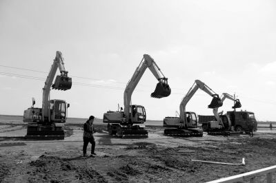 　北京現(xiàn)代滄州工廠開工儀式上，多臺(tái)挖掘機(jī)齊鳴。京華時(shí)報(bào)記者譚青攝
