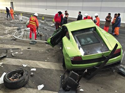 大屯路隧道內(nèi)，事故現(xiàn)場百余米長的隔離欄被撞倒，事故一側全是隔離欄以及車身的碎片。新京報記者 浦峰 攝