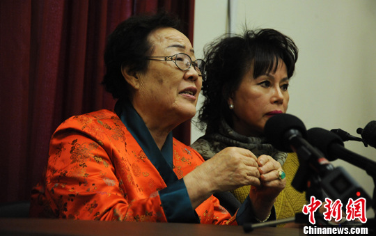 圖為慰安婦受害者李容洙（Lee Yong Soo。圖左）發(fā)表講話，要求安倍正式道歉。