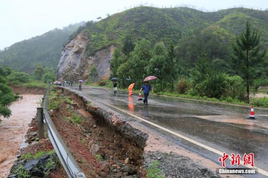 圖為5月19日，江西贛州石城縣珠坑鄉(xiāng)塘臺(tái)村通往福建寧化縣的公路出現(xiàn)塌方。陳小強(qiáng) 攝