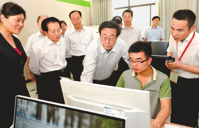 　　5月22日，省委書記、省人大常委會主任郭庚茂在河南網(wǎng)商園調(diào)研。記者杜小偉攝