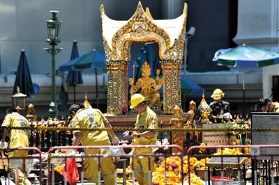 18日，泰國曼谷四面佛前，救援人員在爆炸現(xiàn)場進行清理。四面佛附近17日晚發(fā)生爆炸，造成6名中國公民死亡，20余人受傷。