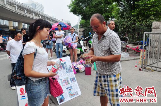 一名市民在買水。