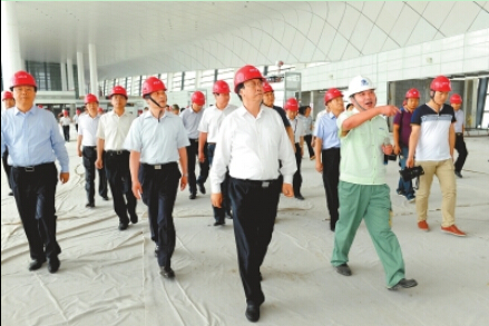 8月31日上午，郭庚茂謝伏瞻等察看鄭州機(jī)場(chǎng)二期工程建設(shè)情況。