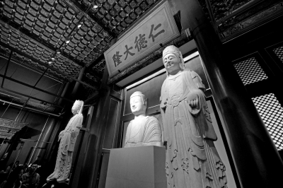      北齊石佛像和菩薩像。京華時報記者 王海欣 攝