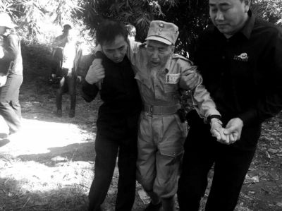 89歲老兵繆焜得知不能接到遺骸后嚎啕大哭。組織方供圖
