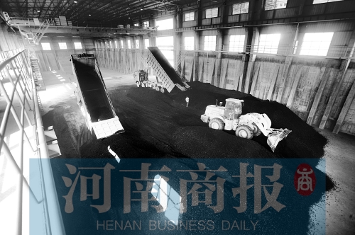 大量煤炭運(yùn)往南區(qū)供熱站，為今冬供暖做準(zhǔn)備 河南商報(bào)記者 鄧萬里/攝