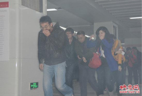 演習(xí)中，地鐵乘客從地鐵車廂中跑出。