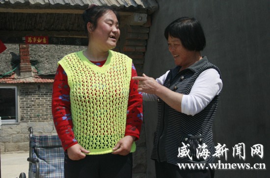 王炳鳳正在陪女兒鍛煉。記者 李偉 攝