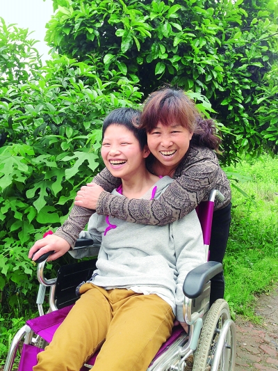 黃揚(yáng)和母親許秀梅在陽光下好開心。（黃珊攝）