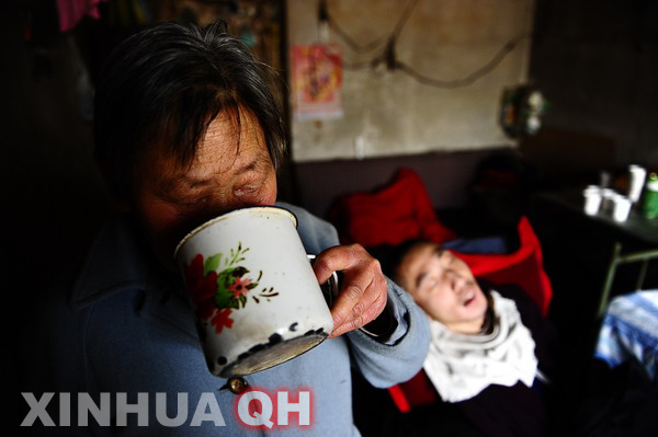 3月29日，楊林睡著了，母親邵秀景喝上一口水。