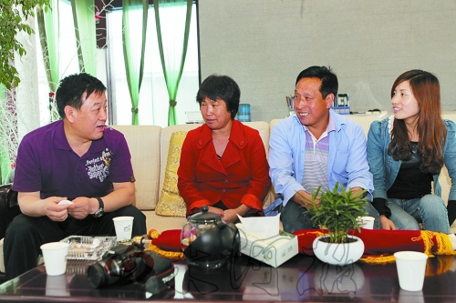 網(wǎng)友“奇石頑童”與牛松玲、郭新成夫婦