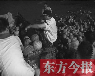 昨日凌晨，鄭州街頭，眾多愛心市民幫瓜農(nóng)撿拾西瓜