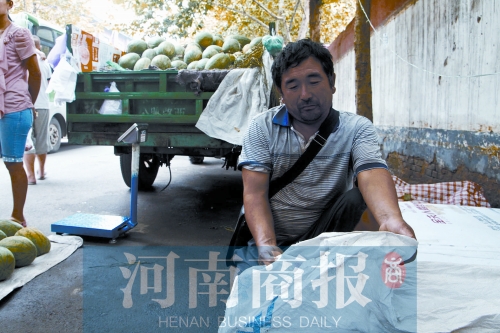錢包就裝在這個編織袋里，枕在老陳頭下，沒想到還是被偷走了 實習(xí)生 唐韜/攝