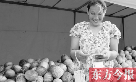 昨日，開封瓜農(nóng)史瑩瑩幸福地數(shù)著賣瓜錢