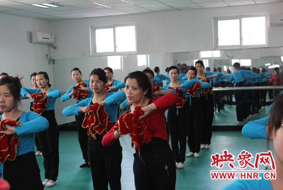 舞蹈室里，張巧英正在糾正學(xué)生的舞蹈動(dòng)作