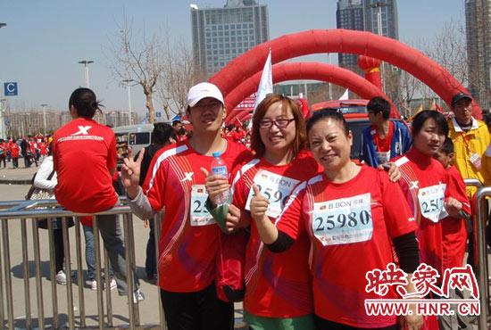 2010年，劉小琴（中）組織殘疾人朋友第一次參加鄭開馬拉松賽。