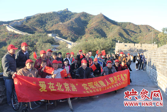 旅游對于殘疾人朋友來說比正常人要困難許多，2011年，劉小琴帶領(lǐng)殘障朋友登上了長城。