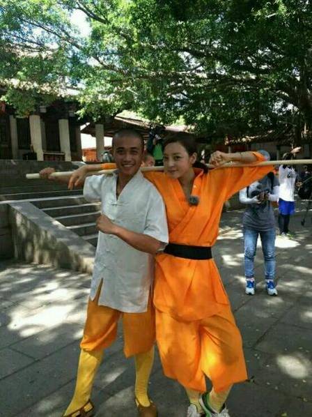 這些參加節(jié)目的女星當(dāng)中既有歌手，又有演員，都是時(shí)尚年輕且受歡迎的女星。