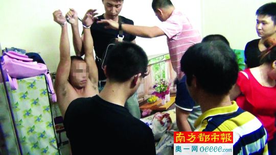 警方破門抓捕時，販毒嫌疑人未某洪正躺在床上吸毒、嫖娼。