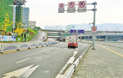 12月18日，本報記者駕車經(jīng)過江北嘴千廝門大橋匝道附近道路和財信廣場旁支路體驗時，收音機里能聽到神秘的路況提示音。本報記者