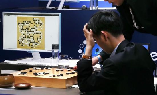 復(fù)盤階段李世石也在不停撓頭。