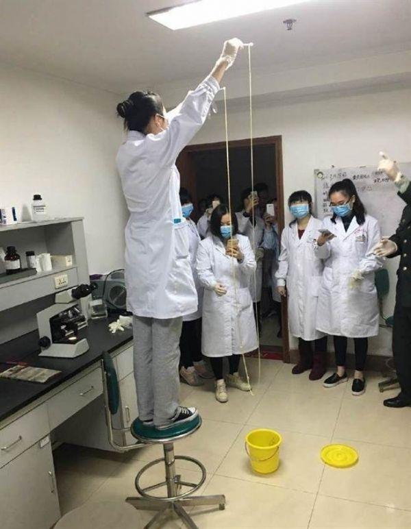 愛吃生肉惹的禍！男子體內(nèi)取出5米長(zhǎng)寄生蟲(圖)