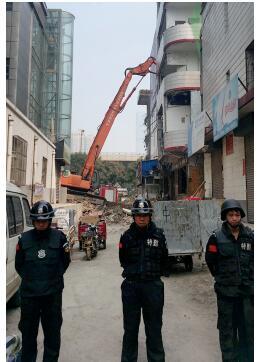 根據(jù)《太原市和小 店區(qū)平陽(yáng)路街道親賢城中村改造拆遷安置補(bǔ)償方案》，結(jié)合親賢實(shí)際，親賢社區(qū)補(bǔ)償安置采取“商業(yè)用房安置+小戶型公寓住宅安置+貨幣補(bǔ)償”的方式，其中每分 （0.1 畝）置換商業(yè)用房50平方米+小戶型公寓住宅80平方米+貨幣補(bǔ)償20萬(wàn)元人民幣。（拍攝：2015年9月17日）