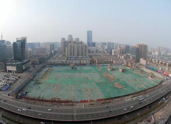 2016年4月，經(jīng)過(guò)持續(xù)攻堅(jiān)，親賢社區(qū)西北片區(qū)的拆遷工作基本告一段落，但在鋪設(shè)了防塵綠網(wǎng)的空地中，至今仍有3戶居民選擇了“堅(jiān)守”。(拍攝：2016年4月4日)
