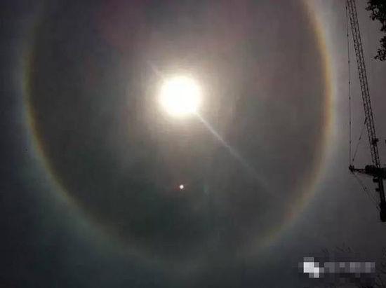 上?，F(xiàn)UFO 專家稱光圈是日暈亮點(diǎn)或是飛行器(圖)