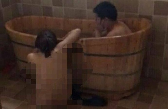視頻顯示，一男一女赤身裸體地在浴盆中洗澡。
