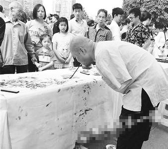 黃國(guó)富在作畫。資料照片