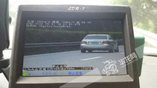 這輛奔馳車在高速路上時速達199公里。市交通執(zhí)法高速一支隊六大隊供圖