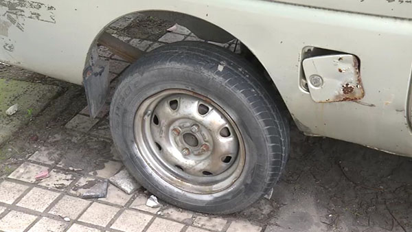 小面包車的輪胎已經(jīng)基本脫離了輪轂。