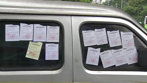 面包車上滿滿貼了14張罰單。