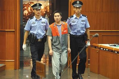 昨天上午，強奸幼女的楊某被帶進法庭聽候?qū)ψ约旱慕K審判決。通訊員 李佳 攝