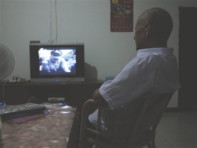 昨日，古藺，69歲的楊正元獨自在家看電視