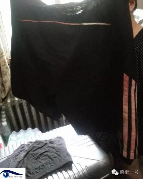 李律師所穿褲子也沾染血跡。