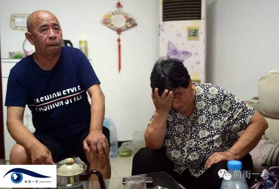 李亞榮的公婆談及李亞榮時(shí)淚流不止。