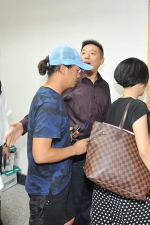新京報(bào)快訊(記者劉洋)今天上午9時(shí)許，王寶強(qiáng)在律師張起淮的陪同下到北京朝陽法院，起訴離婚并交納訴訟費(fèi)。王寶強(qiáng)方預(yù)估財(cái)產(chǎn)總額至少在1個(gè)億，法院遂按照1億元暫計(jì)財(cái)產(chǎn)價(jià)值，依據(jù)《訴訟費(fèi)交納辦法》收取了訴訟費(fèi)24.9575萬元。