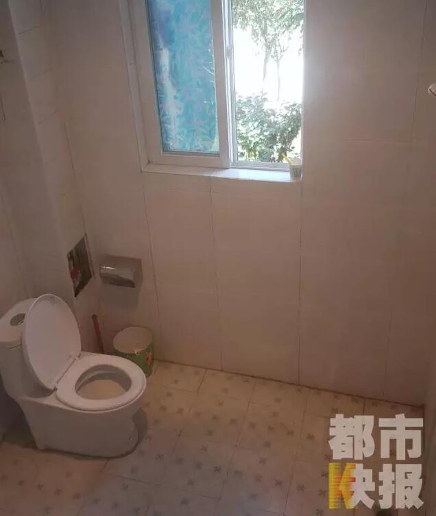 西安市戶縣草堂鎮(zhèn)的李家?guī)r村，有多戶人家經(jīng)營著農(nóng)家樂，但昨晚發(fā)生的這件事情打破了這里的寧靜。村民：“縣上的、鎮(zhèn)上的警察，還有村干部好多人在那兒，說是女的在衛(wèi)生間生產(chǎn)，把娃從窗子扔下來?！鞭r(nóng)家樂員工：“(聽說)直接從二樓扔下來了，呀，太殘忍了?！弊蛲淼氖?，很多人今早才聽說，震驚之余更感到惋惜。記者今天在高冠西五巷口找到了大家所說的農(nóng)家樂，一夜過去了，作為和那名女顧客有過交集的老板娘，心情仍然很沉重。