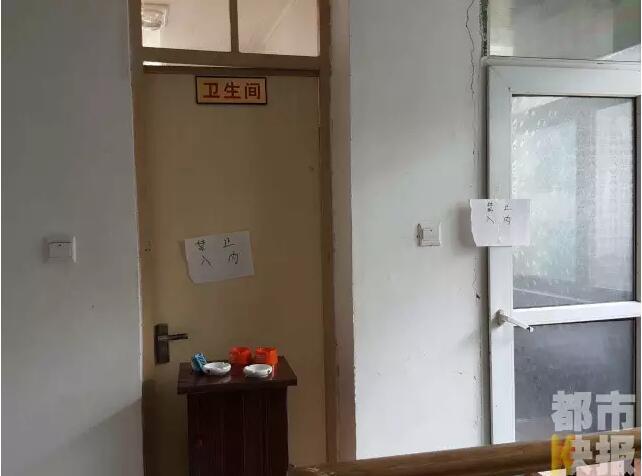 當(dāng)馮女士走出大門，繞到院子的側(cè)面時，衛(wèi)生間窗戶下方草叢中的一幕，讓她驚出了一身冷汗。農(nóng)家樂老板娘馮女士：“就是孩子，旁邊帶著胎盤?！弊蛲硎稽c半事發(fā)后，馮女士報了警，很不幸，男嬰已經(jīng)死亡。涉及的兩個房間，暫時被封鎖，里面已經(jīng)清理干凈。隨后記者也從轄區(qū)草堂派出所了解到，這兩男一女三人是朋友關(guān)系，女子的年齡大概是二十二三歲。該女子事發(fā)后被送往醫(yī)院，同行的兩名男子當(dāng)時被警方帶去派出所接受了筆錄調(diào)查后，已經(jīng)離開了派出所。