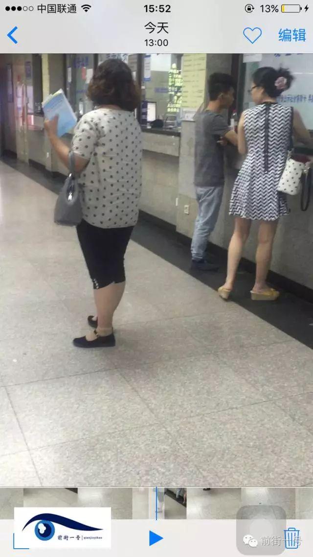 該女子在大廳內(nèi)徘徊發(fā)現(xiàn)女患者便主動上前搭訕。