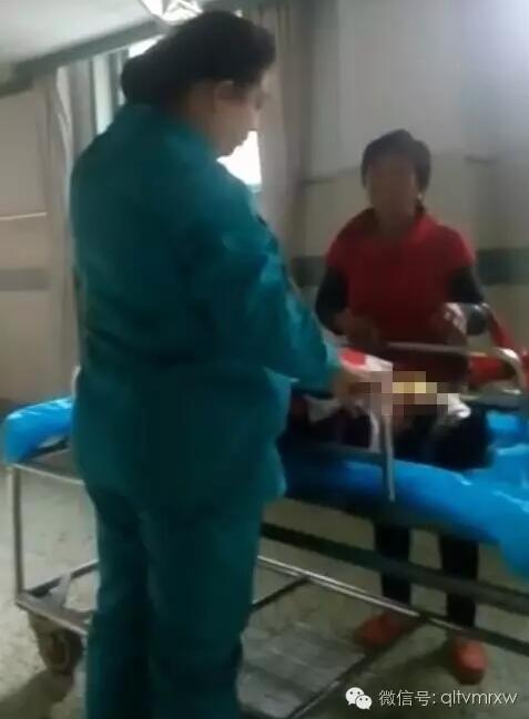 涵涵爸爸告訴《每日新聞》記者：“沒(méi)想到是熱水，大人也沒(méi)看，一時(shí)疏忽，掉進(jìn)去了。抱出來(lái)的時(shí)候這個(gè)皮已經(jīng)掉了。”
