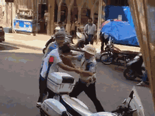 嫌疑男子涉嫌無證駕駛摩托車，且車輛違規(guī)加裝遮陽傘并在行駛時不戴安全頭盔，辱罵毆打執(zhí)法交警。 本文圖片均來自 廣西梧州在線警務(wù)
