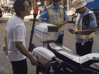 廣西梧州一男子騎車違法加裝遮陽傘，辱罵腳踹執(zhí)法交警被拘