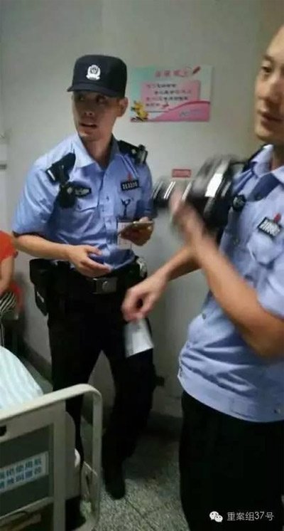 民警到醫(yī)院對秦女士體內子彈取證調查。 受訪者供圖