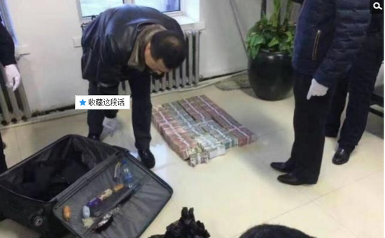 京華時報訊昨天凌晨1點左右，黑龍江省密山市一銀行金庫發(fā)生搶劫案。一名身穿迷彩服男子準備劫取現(xiàn)金時被發(fā)現(xiàn)，致一名金庫值守人員死亡，隨后棄款而逃。目前，該男子尚未歸案，案件正在全力偵辦中。