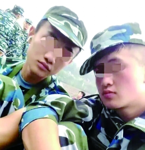 入學軍訓時，滕某（左）和蘆海清的合影