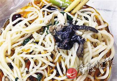 照片顯示，酸菜肉絲面有疑似老鼠腿物體。(圖片來自網(wǎng)絡(luò))
